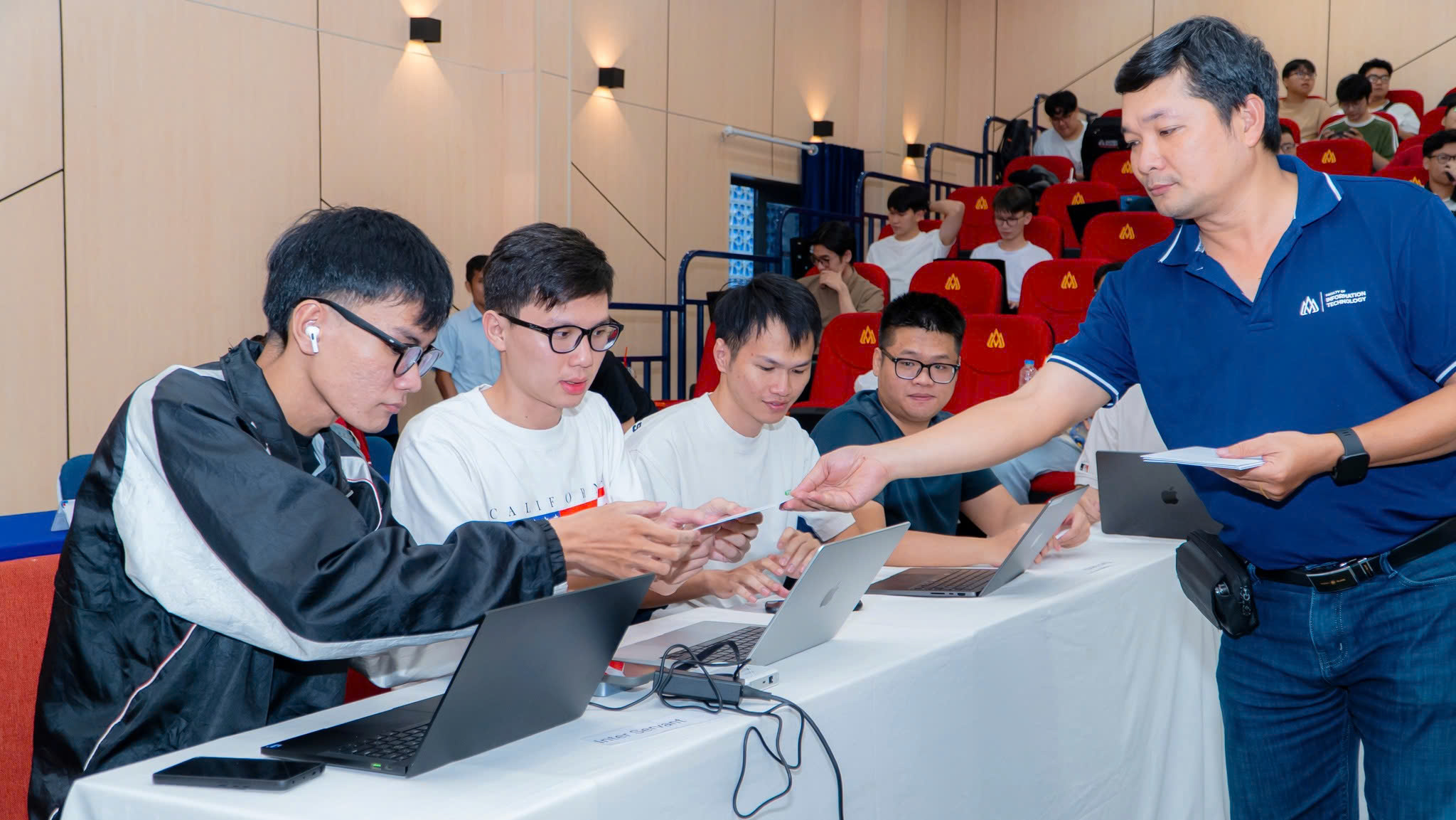 Trung Cấp Công Nghệ Thông Tin 4 Không gian học tập Công nghệ Thông tin với máy tính và mã nguồn