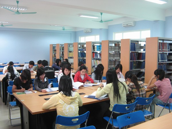 Sinh viên Trung cấp Văn thư Hành chính giải đáp thắc mắc và tìm hiểu ngành học