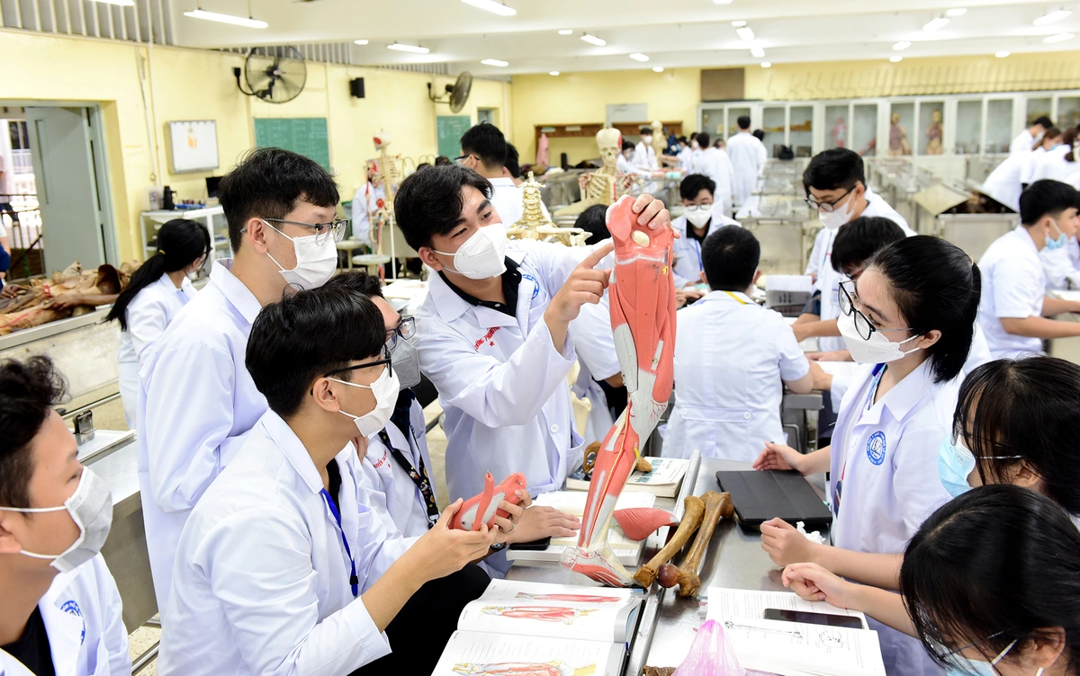 Thực hành kỹ năng y khoa trong chương trình Trung cấp Y sĩ đa khoa