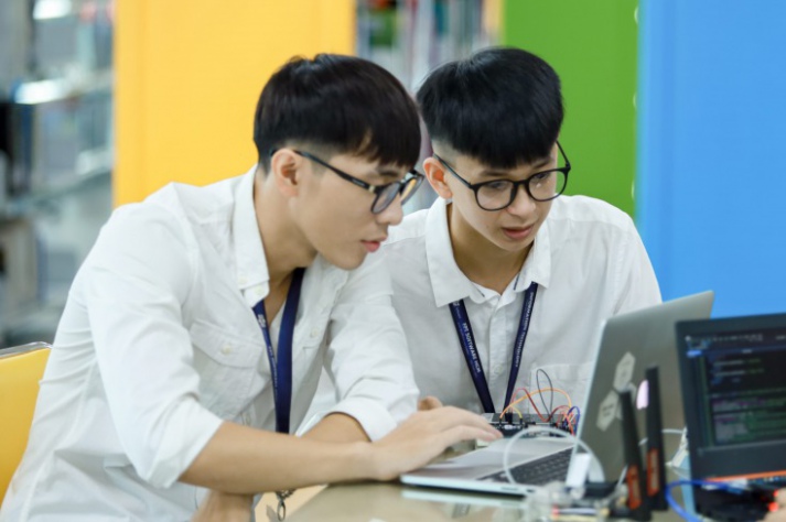 Trung Cấp Công Nghệ Thông Tin 3 Sinh viên Công nghệ Thông tin làm việc nhóm trong môi trường doanh nghiệp