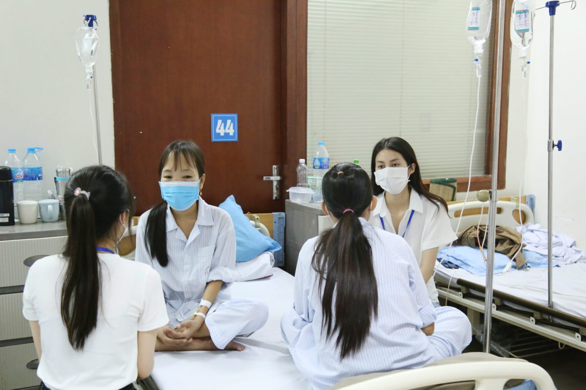 Nhân viên công tác xã hội hỗ trợ tâm lý cho bệnh nhân trong quá trình điều trị tại bệnh viện.